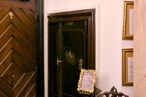 Art. History. Experience. – Eleganța jocului în Camera de Black Jack din București