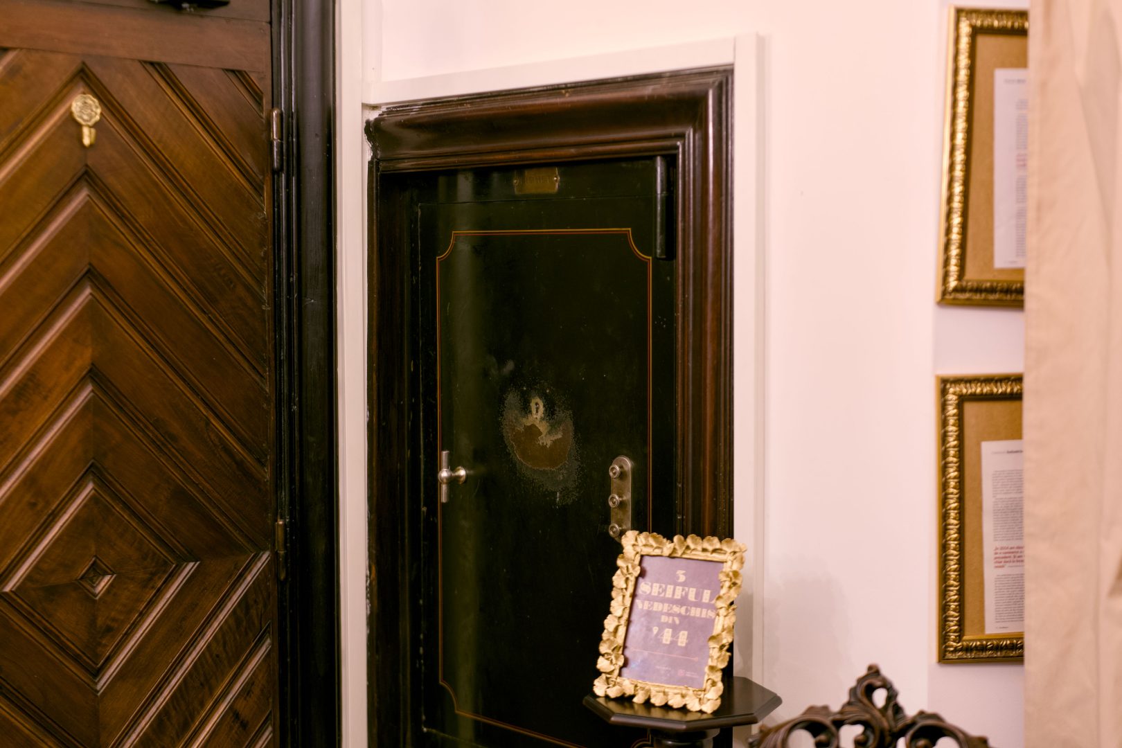 Art. History. Experience. – Eleganța jocului în Camera de Black Jack din București